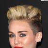 A cantora Miley Cyrus lidera o ranking de vendas no Reino Unido com o single 'We Can't Stop'