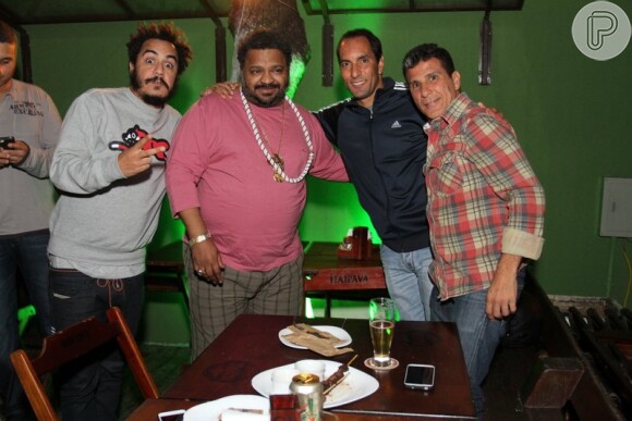 O ex-jogador Edmundo esteve na festa e posou para fotos com os cantores Arlindo Cruz e Marcelo D2 e o anfitrião Eri Johnson