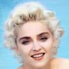 Há muitos anos Madonna usa os fios platinados. A diferença é que no início da carreira a diva do pop usava os fios mais curtinhos e exibia uns quilinhos a mais