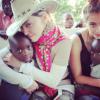 Madonna compartilhou uma foto de um momento de carinhos entre ela, sua filha mais velha, Lourdes Maria, e duas crianças do Malawi