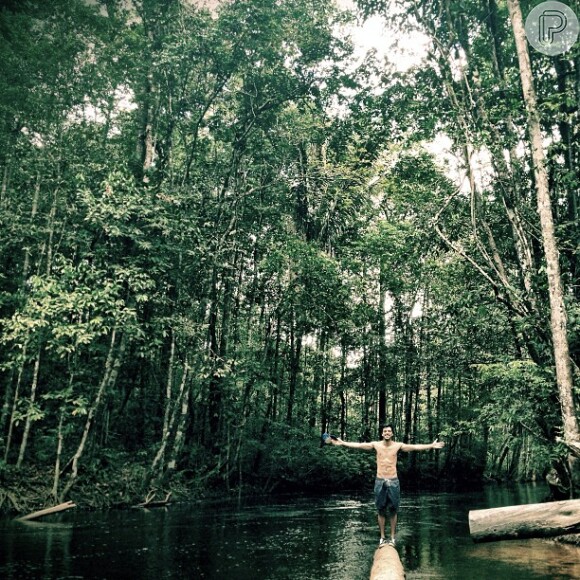 Rodrigo Simas divulgou em seu Instagram fotos das gravações de 'Além do Horizonte', próxima novela das sete