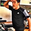 Junno Andrade faz exercícios em academia e publica foto no Instagram, em 15 de agosto de 2013