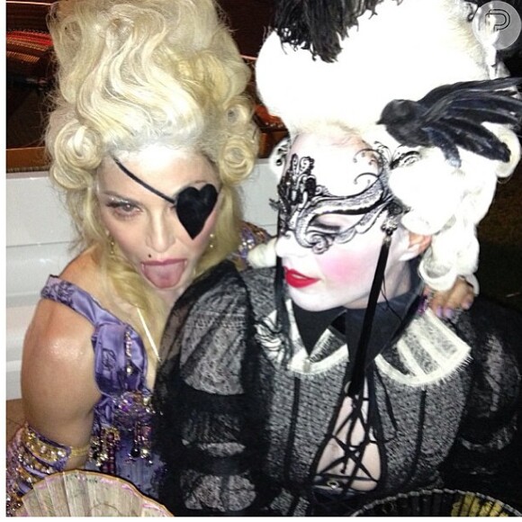 Madonna e sua convidada na festa de seus 55 anos, na França