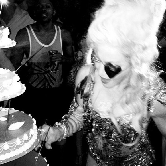 Cantora Madonna parte o bolo do seu aniversário de 55 anos, celebrado na França