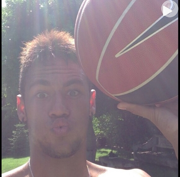 Neymar faz careta ao jogar basquete, em 19 de agosto de 2013