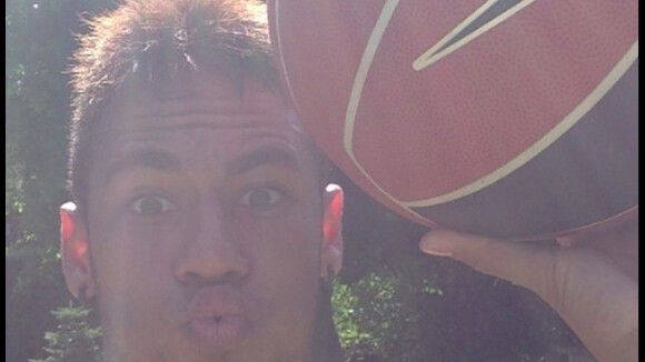 Neymar joga basquete com amigo ouvindo pagode, em Barcelona
