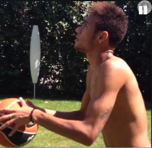 Neymar acerta a cesta de basquete