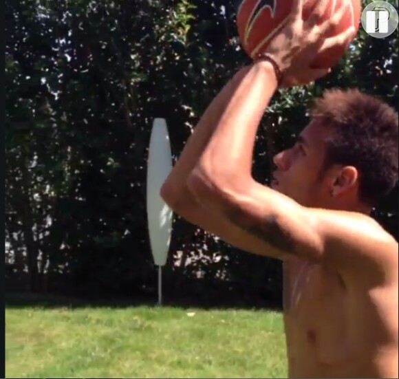 Neymar curte dia ensolarado em Barcelona e joga basquete com amigo ao som de pagode