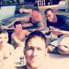 Neymar curte piscina com amigos e com seu amigo Bruninho, jogador de vôlei