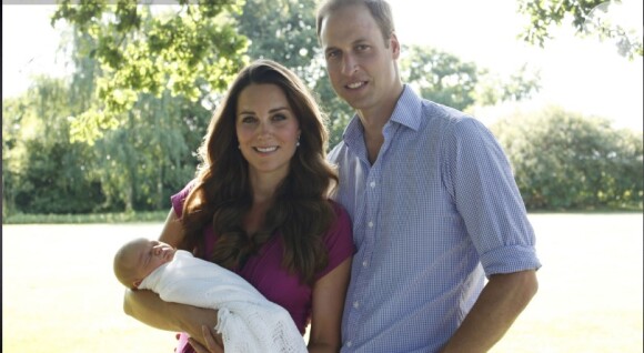 Kate Middleton e princípe William posam com o bebê real, George Alexander Louis