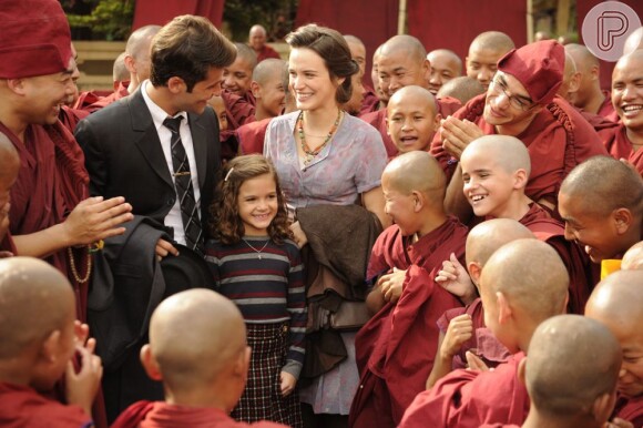 Pérola (Mel Maia) é apresentada aos monges como reencarnação do mestre Ananda Rinpoche, em 'Joia Rara'