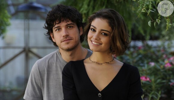 Amora (Sophie Charlotte) e Bento (Marco Pigossi) se desentendem durante sua lua de mel, no Chile, em 'Sangue Bom'