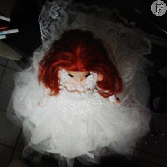 A boneca ganhou os cabelos ruivos de Marina Ruy Barbosa