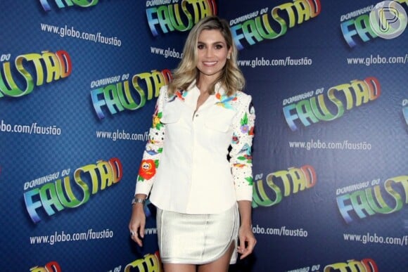 Flávia optou por um look branco com saia prata, em dezembro de 2012