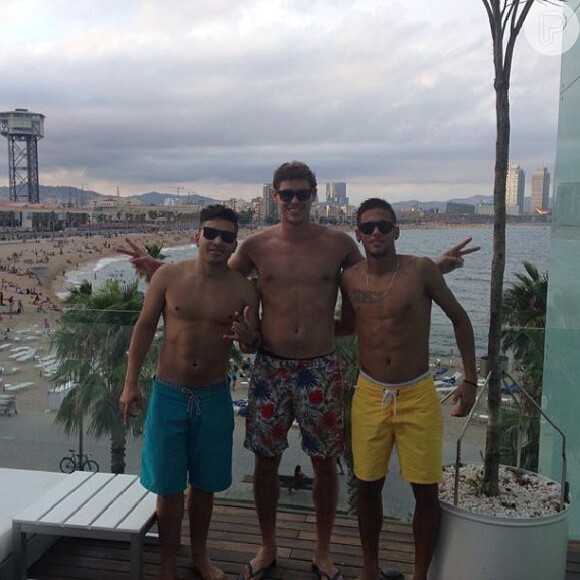 Neymar aproveita o verão europeu com os amigos Gil Coelho e o jogador de vôlei, Bruninho, em clube de Barcelona, na Espanha