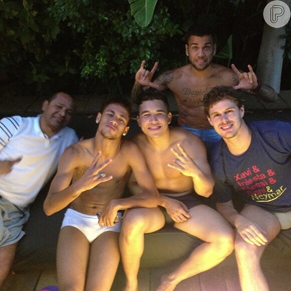 Neymar se reuniu com o jogador Daniel Alves, o pai e os amigos Gil Coelho e Brunho para um churrasco em Barcelona, nesta quinta-feira, 22 de agosto de 2013