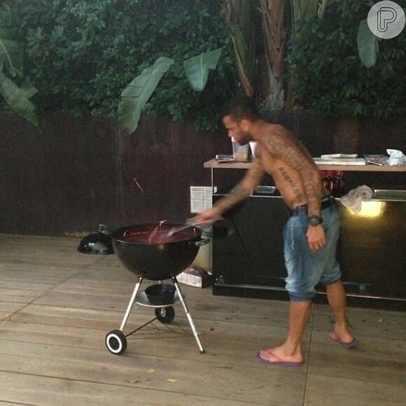 Neymar não perdeu a chance de brincar com a situação: 'Contratamos um churrasqueiro top! Kkkkk", escreveu o jogador na legenda da foto em que Daniel Alves aparece como churrasqueiro