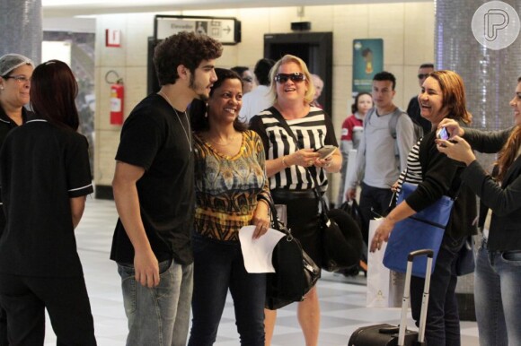 Caio Castro é tietado por fãs de todas as idades e sexos ao embarcar no aeroporto de Congonhas, em São Paulo, em 23 de agosto de 2013