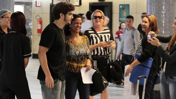 Caio Castro é tietado por fãs ao embarcar em aeroporto de São Paulo