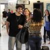 Caio Castro é paparicado por mães e filhas em aeroporto