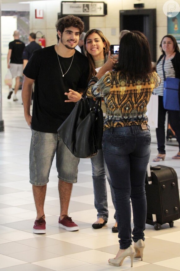 Caio Castro é paparicado por mães e filhas em aeroporto