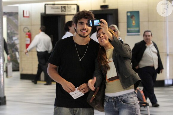 Simpático, Caio Castro atende aos fãs em aeroporto de São Paulo