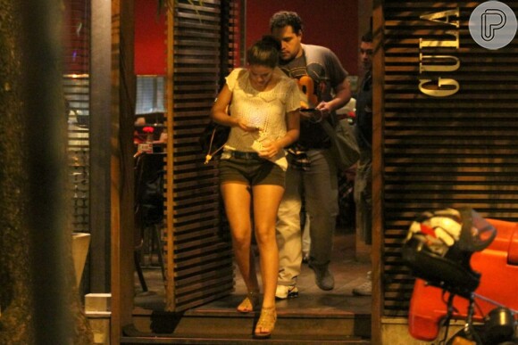 Bruna Marquezine e Tiago Abravanel são flagrados saindo de restaurante da Zona Sul do Rio de Janeiro neste sábado, em 24 de agosto de 2013