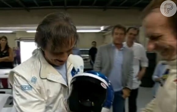 Emerson Fittipaldi presenteou o cantor Roberto Carlos com um capacete azul