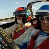 Roberto Carlos pilota carro de corrida e diz: 'É uma maravilha'