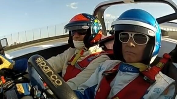 Roberto Carlos pilota carro de corrida e diz: 'É uma maravilha'