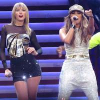 Taylor Swift canta com Jennifer Lopez durante show da turnê 'Red'