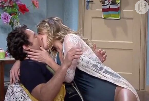 O apresentador Flávio Canto fez uma participação especial na série 'Vai que Cola', do Multishow, em que beijou a sua mulher, a atriz Fiorella Mattheis