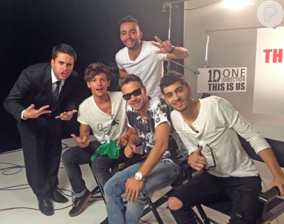 One Direction deu entrevista para o humorista Mauricio Meirelles durante a divulgação do show documentário 'One Direction: This Is Us', em Londres