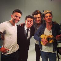 'CQC' coloca o One Direction para tocar cavaquinho: 'Samba de gringo'