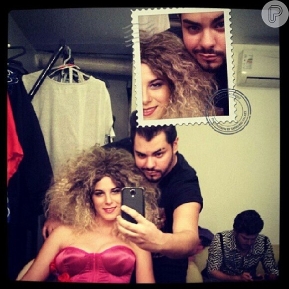 Dani Moreno adotou uma vasta cabeleira para sua personagem em espetáculo teatral