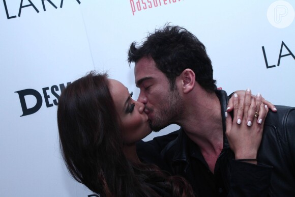 Sidney Sampaio e Carol Nakamura trocam beijos durante evento de moda