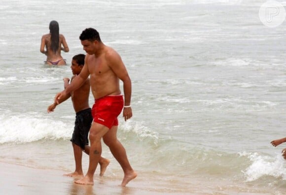 Depois da partida, Ronaldo entrou no mar para se refrescar, em 16 de dezembro de 2012