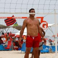 Ronaldo mostra o resultado do quadro 'Medida Certa' durante futevôlei na praia