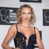 Taylor Swift recebeu o prêmio de 'Melhor Vídeo Feminino' por 'I Knew You Were Trouble' no VMA 2013 e agradeceu ao seu ex-namorado Harry Styles