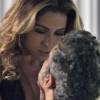Em 'A Regra do Jogo', Atena (Giovanna Antonelli) arromba cofre e transa com Romero (Alexandre Nero) em cama coberta de dinheiro