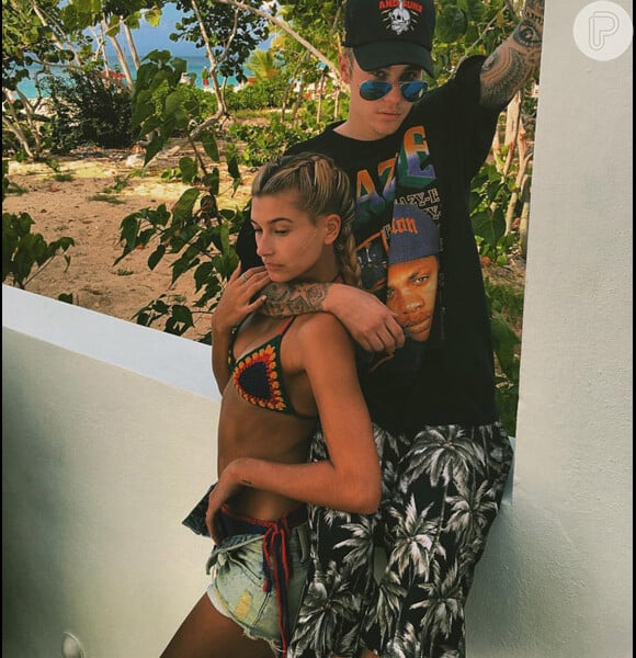Justin Bieber e a nova namorada, Hailey Baldwin, que aparece usando um modelo do biquíni
