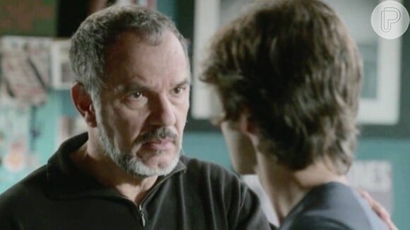Germano (Humberto Martins) tenta mandar o filho para fora da empresa após ele incriminar Jonatas (Felipe Simas)