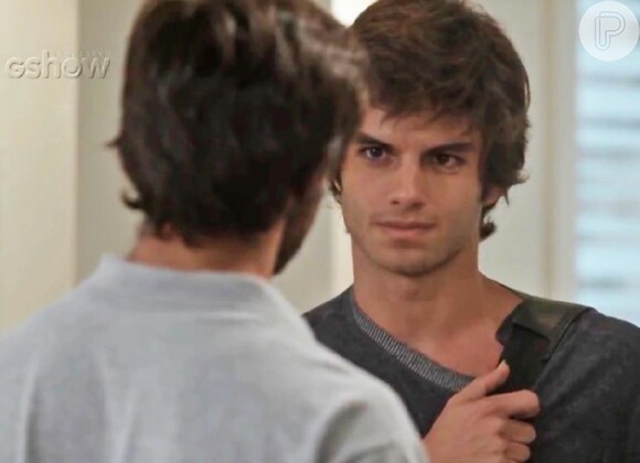 Fabinho (Daniel Blanco) tenta incriminar Jonatas (Felipe Simas)