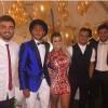 Neymar posa ao lado de convidados para sua festa de Réveillon