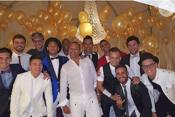Neymar posa com convidados na noite de Réveillon