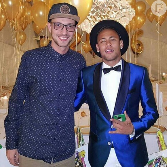 Neymar posa ao lado de convidado em sua festa de Réveillon em Barcelona