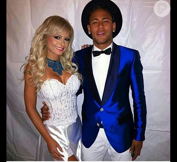 Neymar posa na noite desta quinta-feira ao lado de ring girl e gera comentários negativos de seus fãs