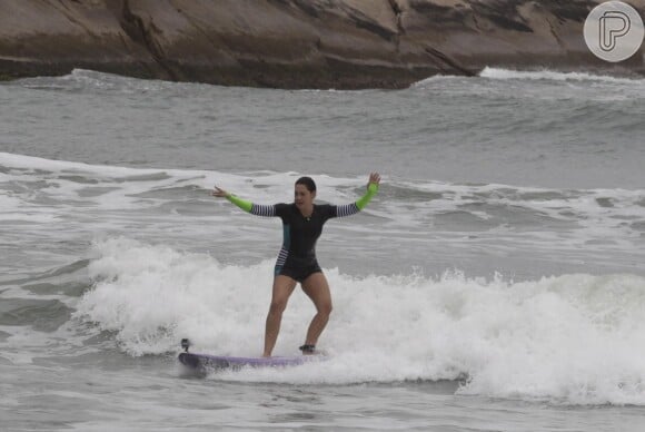 Fabíula aproveita as horas livres para surfar