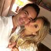 Ticiane Pinheiro e César Tralli passaram o Ano-Novo juntos e a apresentadora postou uma foto ao lado do namorado durante um brinde
