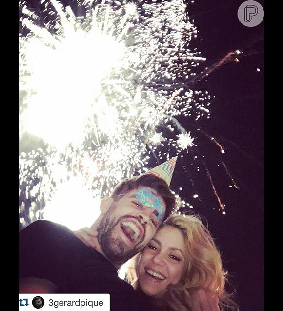 Shakira compartilhou uma foto na hora da virada ao lado do marido, Gerard Piqué